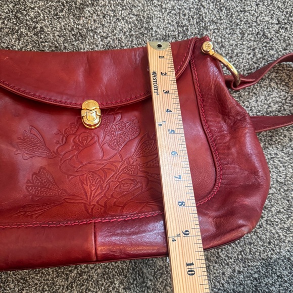 Marino Orlandi Red Leather Shoulder Bag Italy Floral Embossed Gold Clasp - Picture 11 of 12